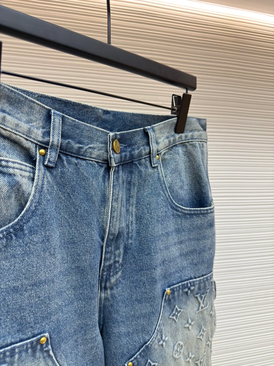 LOUIS VUITTON embossed denim shorts ●Authentic product: purchased and developed for 15999 ●Item number: 1680247-B00 ●Fabric: washed denim ●Technology: distressed washed ●Version: fitted version ●Weight: about 675g ●Size: 30-32-34-36 ●Description: Made of custom-made denim fabric, the fabric is comfortable and soft, skin-friendly and breathable. It adopts Monogram logo embossed elements, slightly distressed light blue wash treatment, original customized hardware, with vv leather label, multiple wash adjustments, and can be matched with many types of clothing to create a fashionable look. The overall wiring is straight and delicate, the fabric is comfortable and soft, and the color is consistent without color difference. It can be matched with the same style to create a fashionable look and control various occasions. Customized accessories, complete with three standards, same style for men and women!